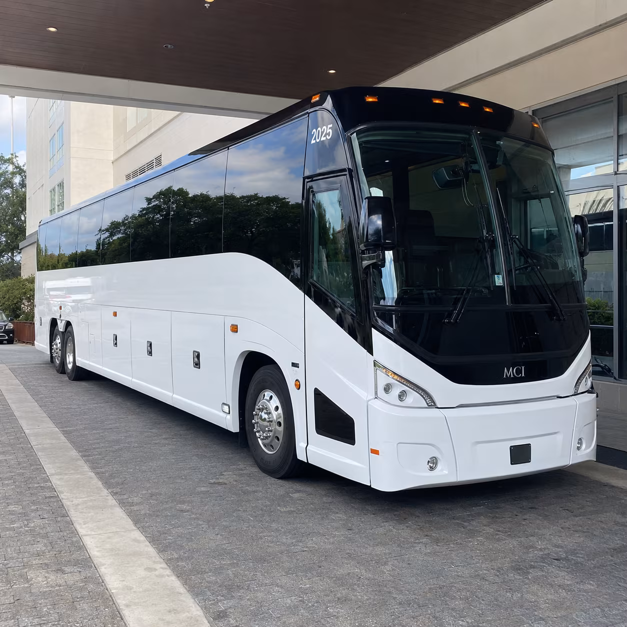 everett 54 passenger charter bus